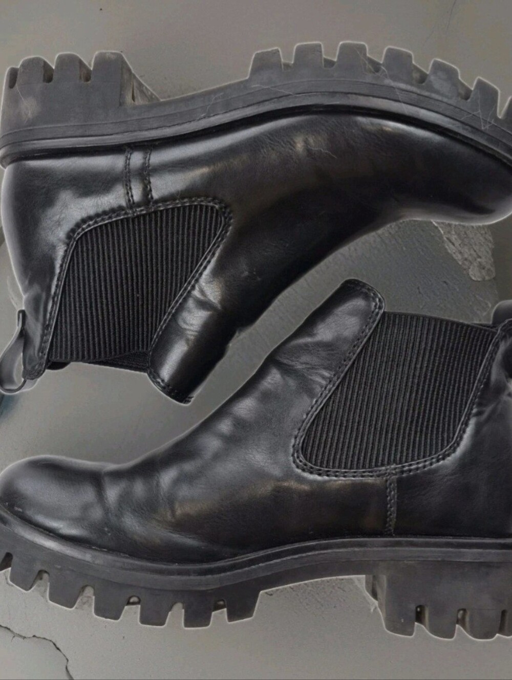 Tamaris Chelsea Womens Sz 8.5/39 Black Leather Lug Boots Chunky Cuban Heel EUC